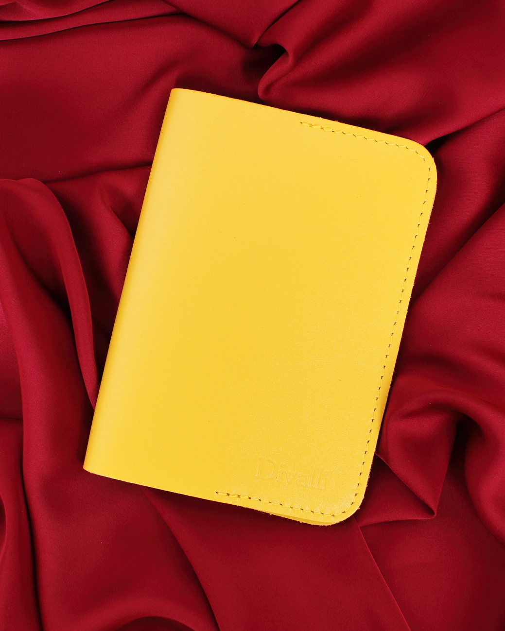 Кожаная обложка на паспорт желтая D001 lemon