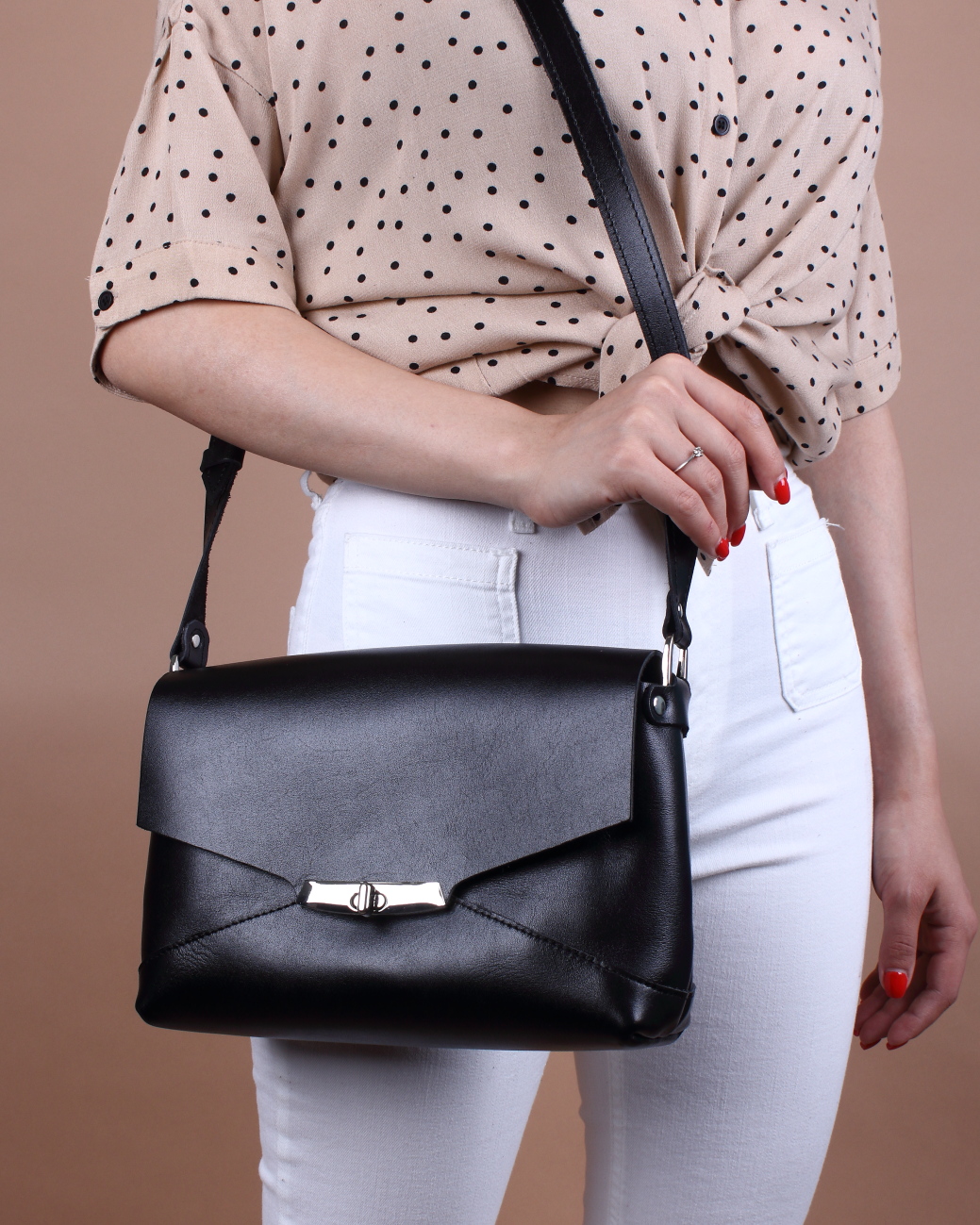 Женская сумка через плечо из натуральной кожи черная Divalli A0101