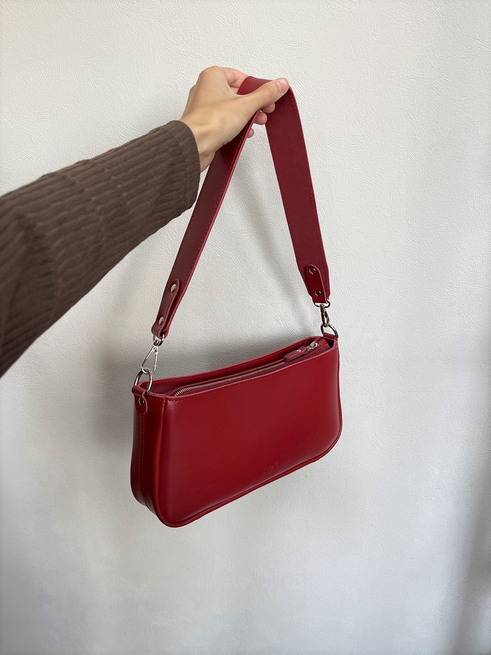 Женская кожаная сумка-багет красная A041 ruby