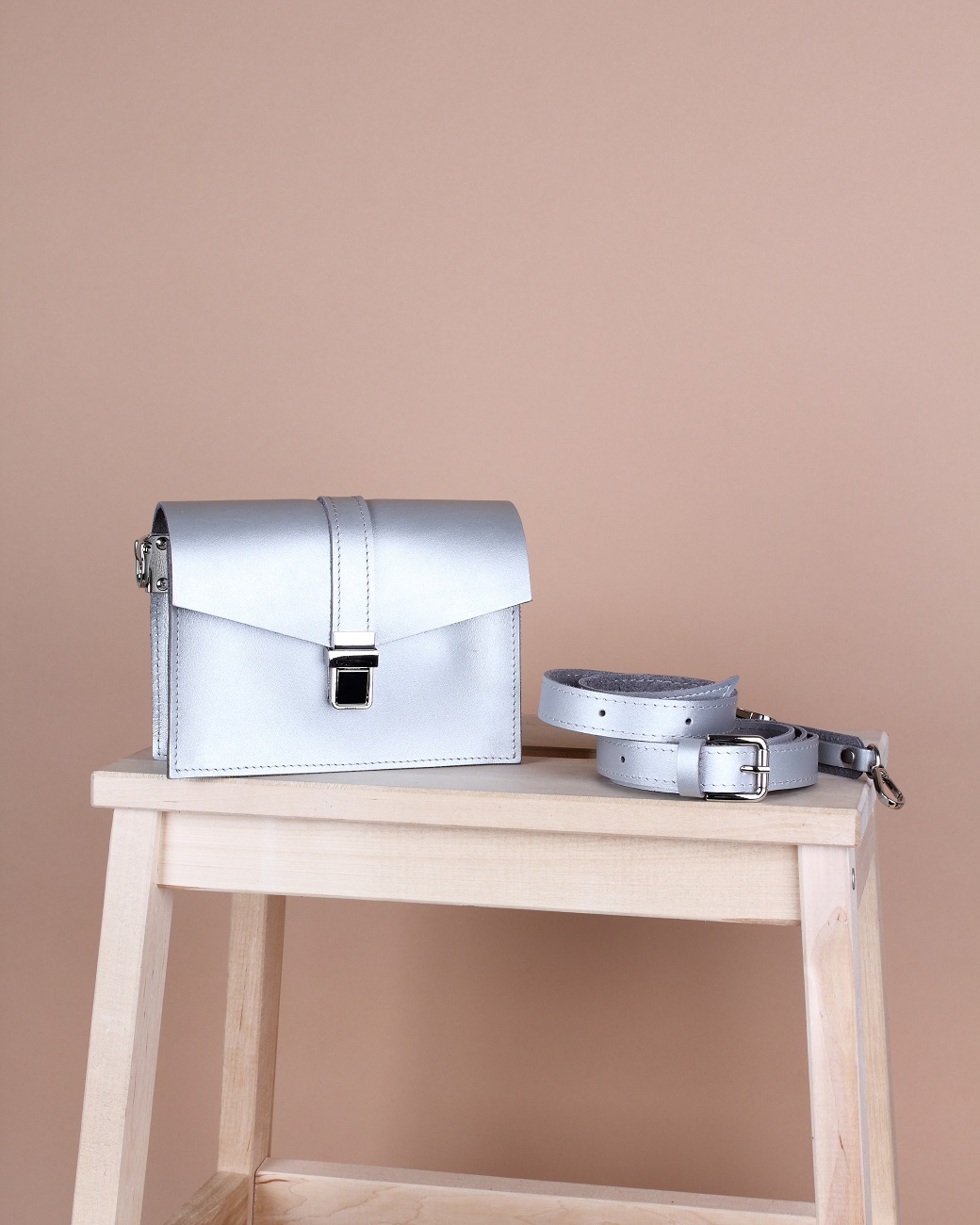 Женская кожаная поясная сумка серебристая A009 silver mini