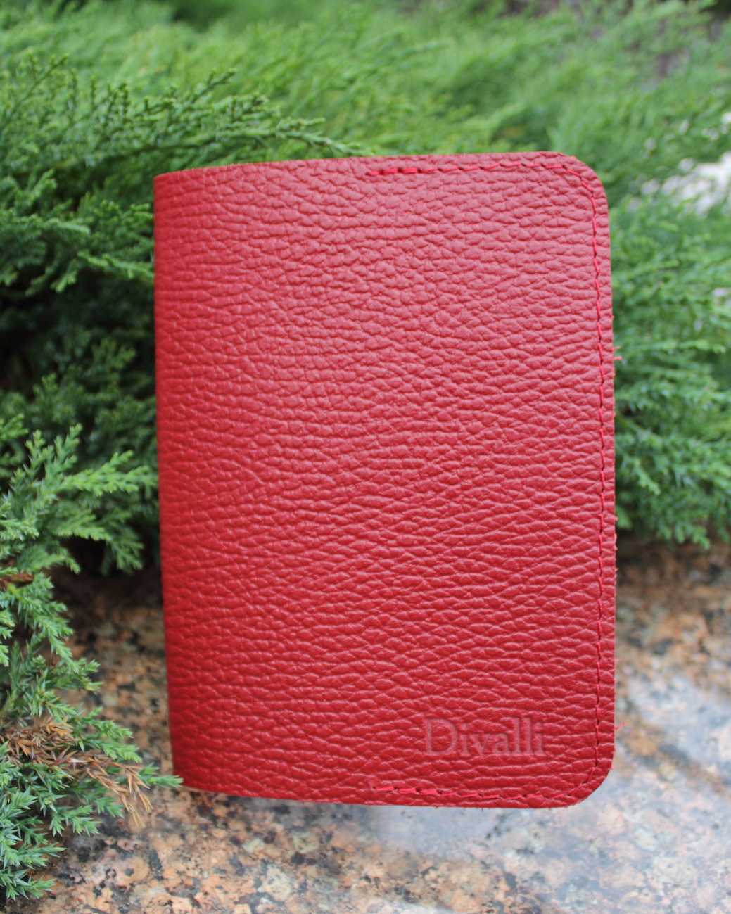 Кожаная обложка на паспорт красная D001 ruby grain