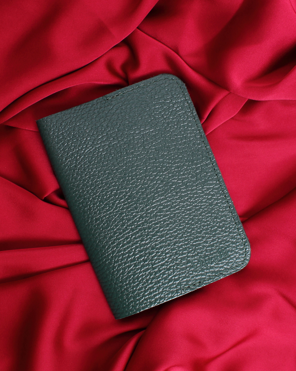Кожаная обложка на паспорт темно-зеленая D001 emerald grain