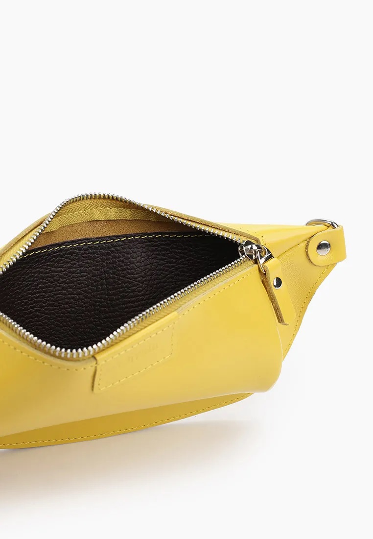 Нагрудная кожаная сумка бананка лимонно-желтая A035 lemon