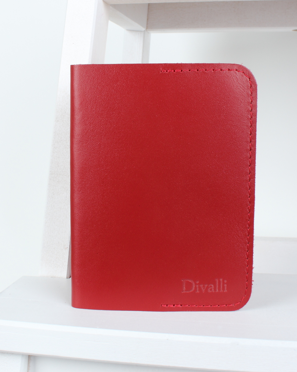 Кожаная обложка на паспорт красная D001 ruby