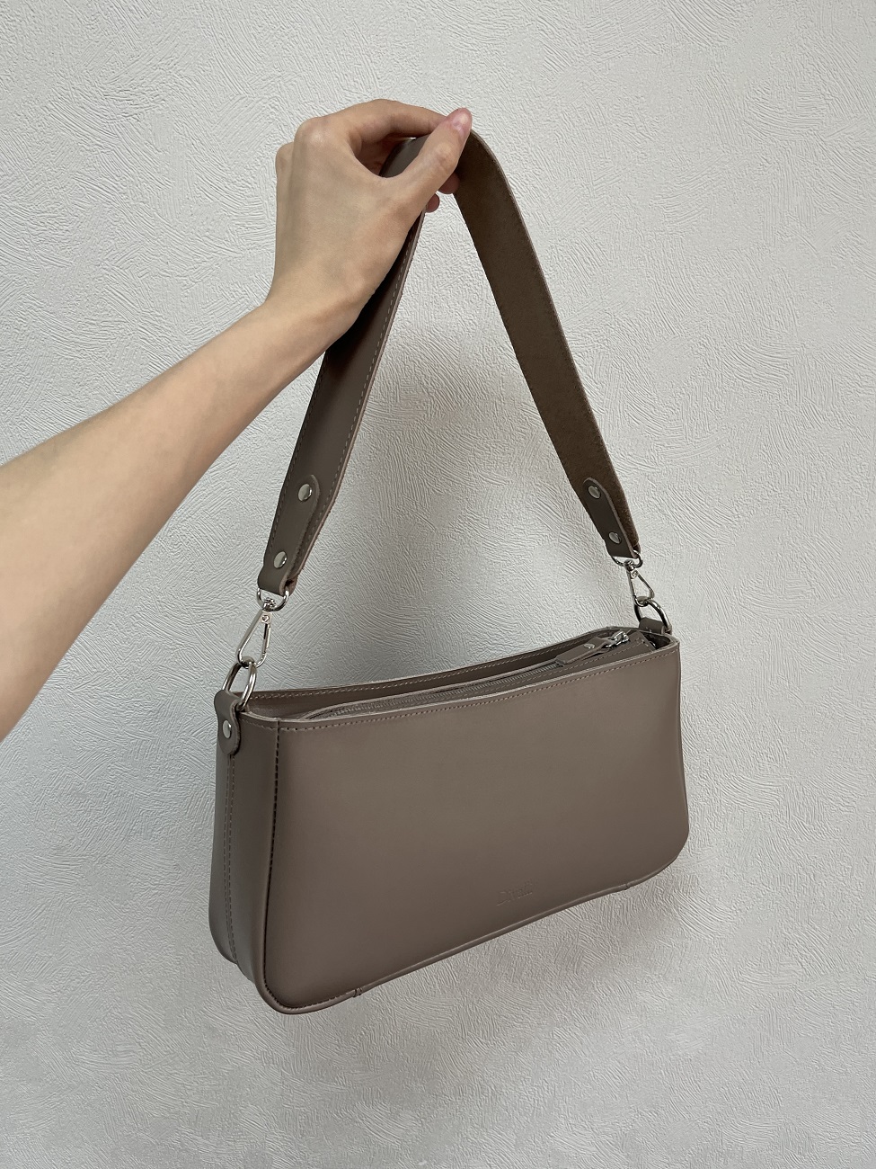 Женская кожаная сумка-багет тауп A041 taupe