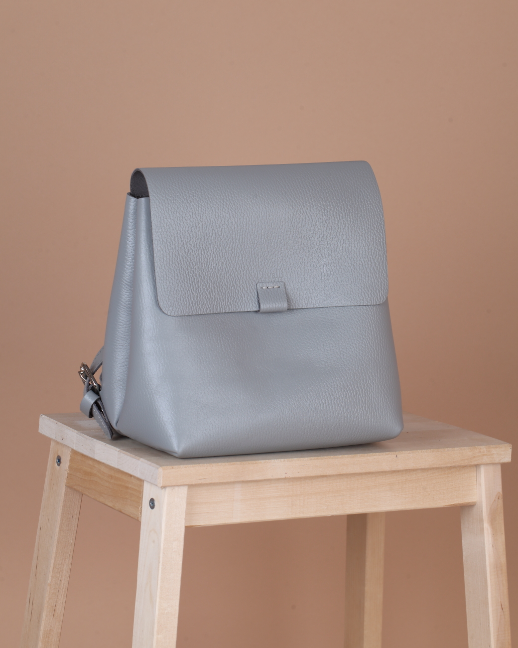 Женский рюкзак из натуральной кожи серый B001 grey grain