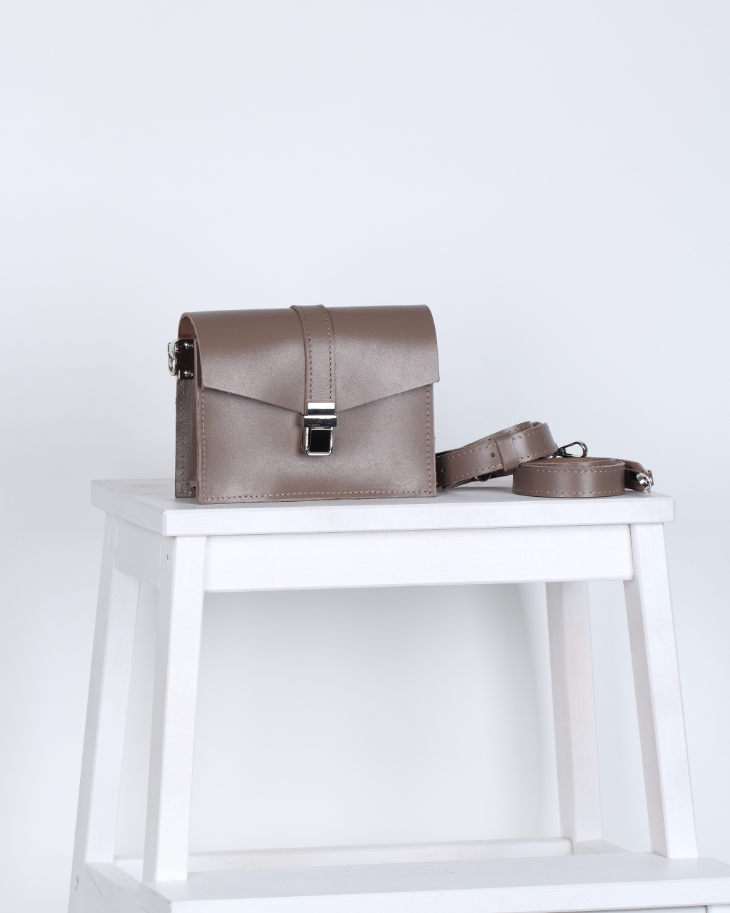 Женская кожаная поясная сумка серо-бежевая A009 taupe mini