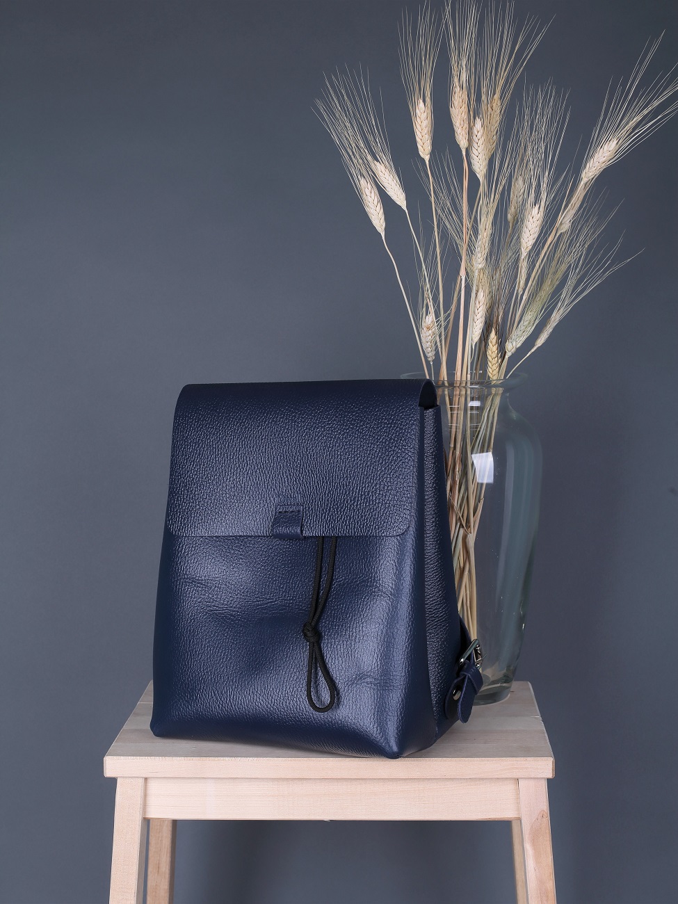 Женский кожаный рюкзак темно-синий B003 sapphire grain