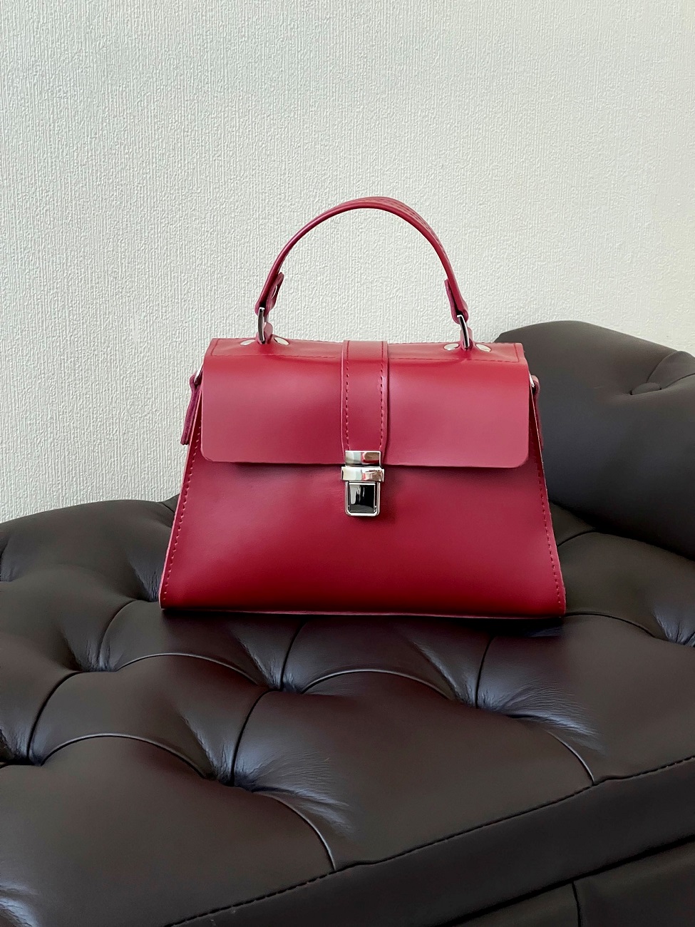 Женская кожаная сумка трапеция красная A023 ruby mini