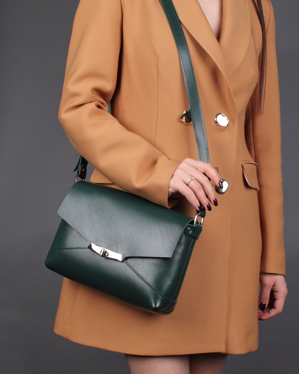 Женская сумка через плечо из натуральной кожи зеленая A010 emerald